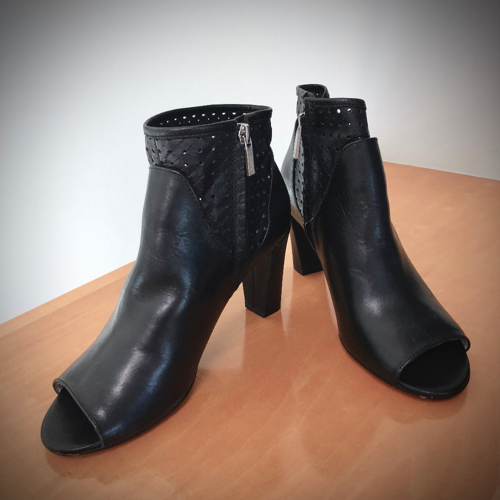Karen Millen NWT Perforated Black Leather Peeptoe Booties, Size 7